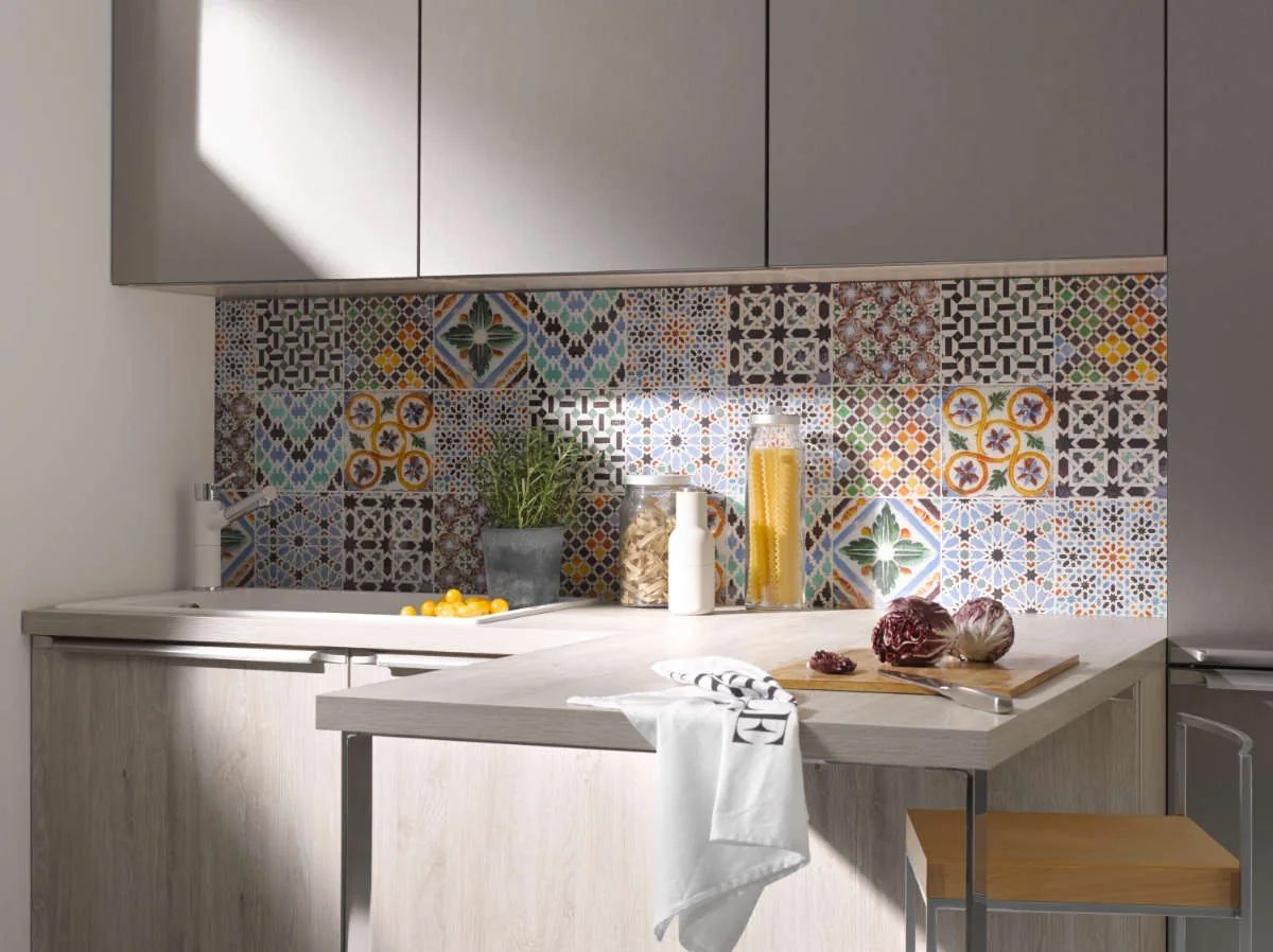 Keuken met open nis en wandkasten op maat