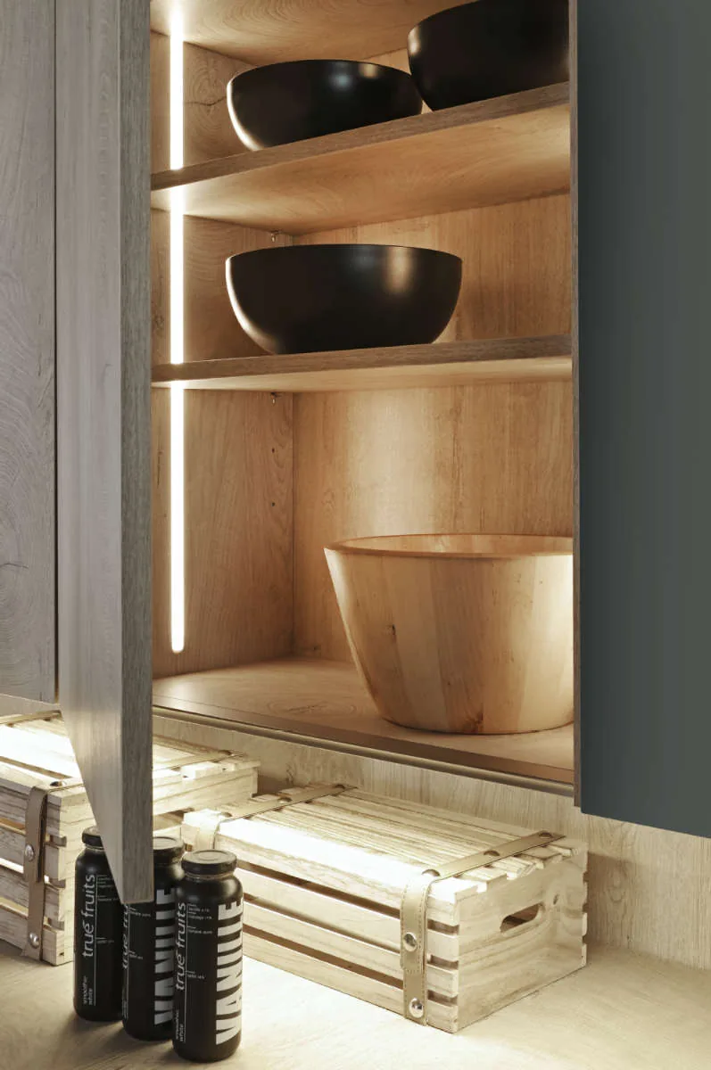 Houten kastinterieur met geïntegreerde sfeerverlichting
