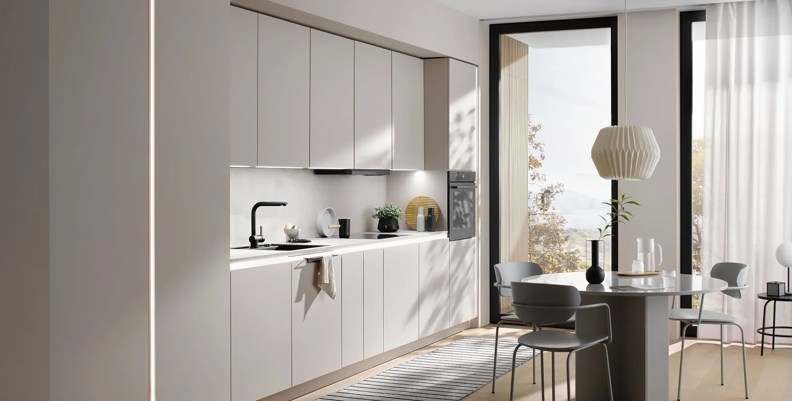Moderne greeploze keuken met kookeiland en eethoek