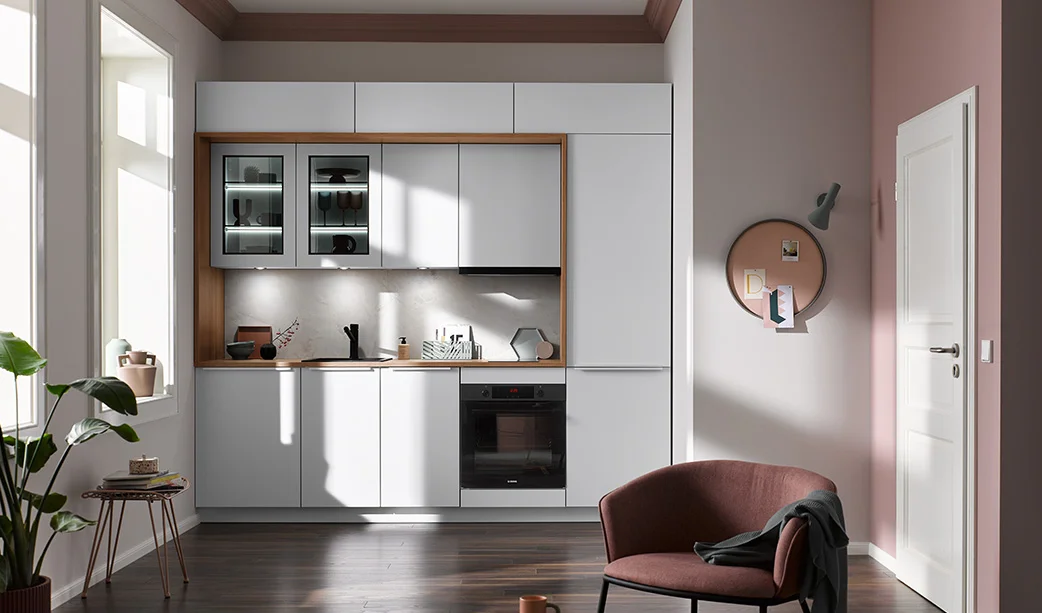 Greeploze keuken met vlakke fronten en een kastenwand