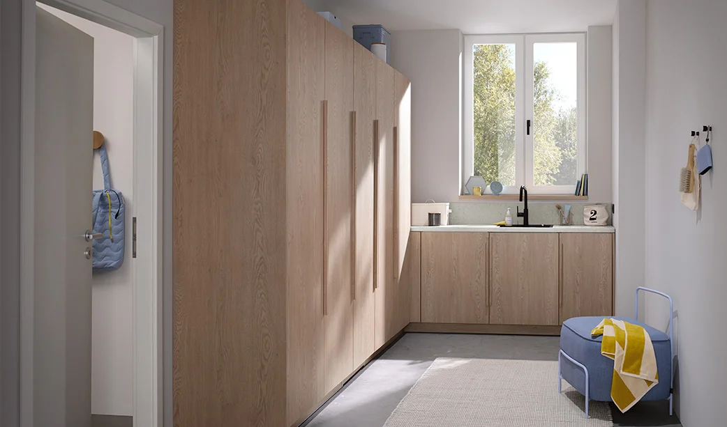 Keuken met massief houten kastenwand